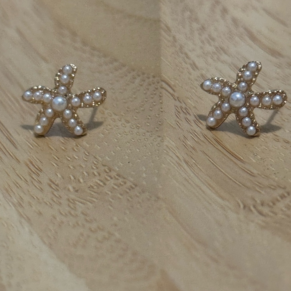 Starfish / faux pearl stud earrings